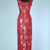 Robe longue 1960 en satin rouge broché rose et or