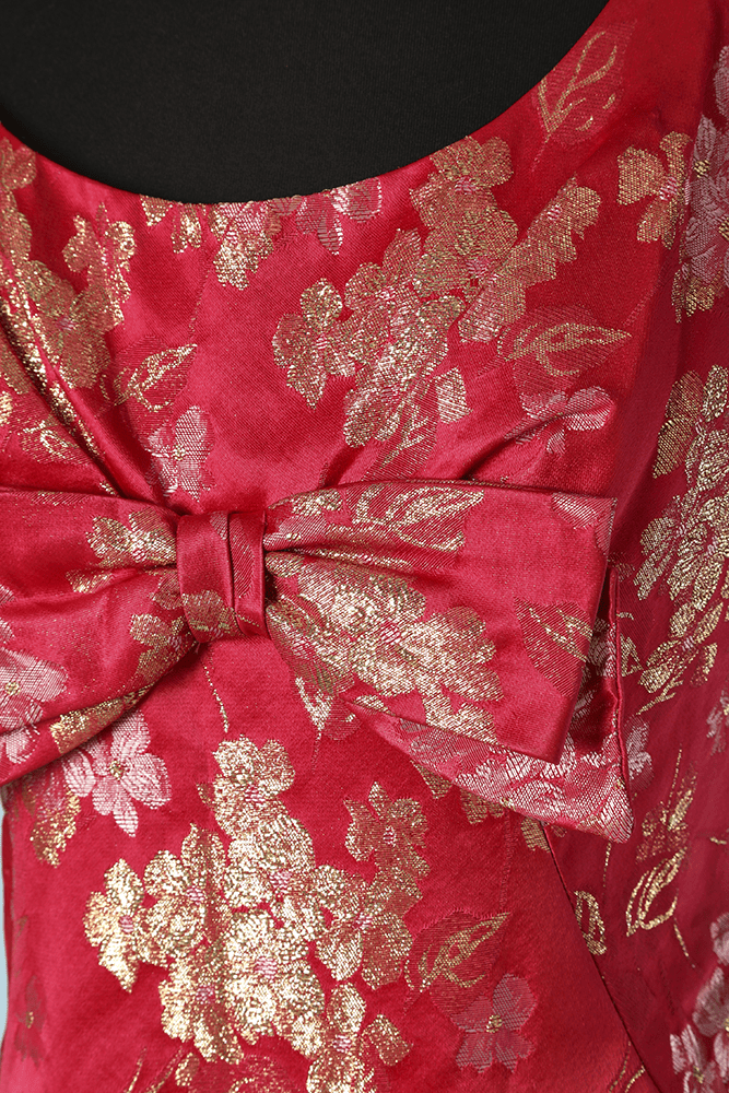 Robe longue 1960 en satin rouge broché rose et or – Image 2