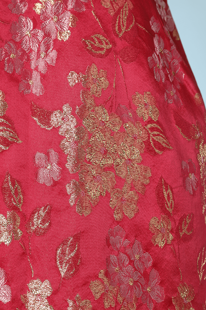 Robe longue 1960 en satin rouge broché rose et or – Image 3