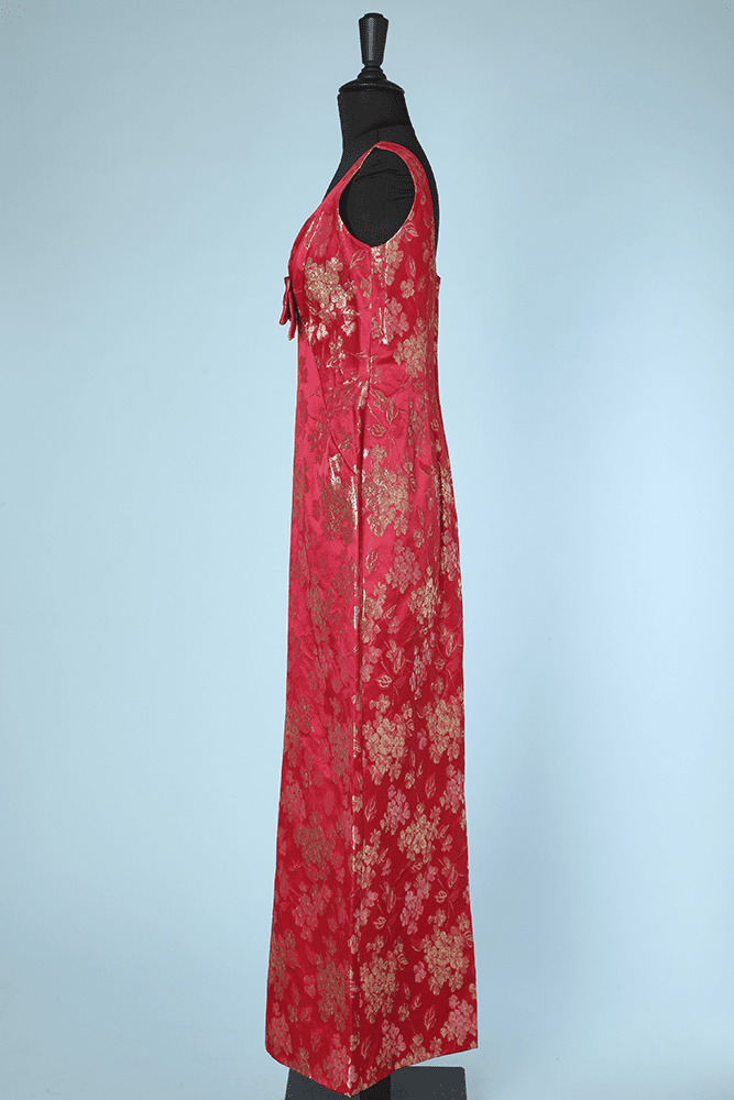 Robe longue 1960 en satin rouge broché rose et or – Image 4