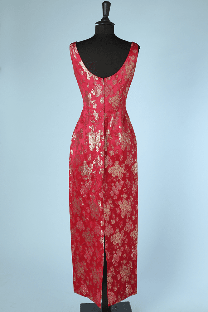 Robe longue 1960 en satin rouge broché rose et or – Image 5