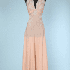 Longue chemise de nuit 1930 en soie rose incrustée de dentelles