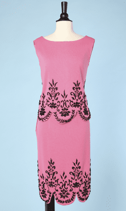 Tailleur jupe 1960 en jersey de laine rose perlé noir
