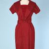 Robe 1950 en lainage rouge à plastron rayé noir