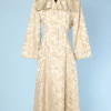 Manteau 1940/1950 du soir en satin ivoire jacquard de fleurs et feuillages or