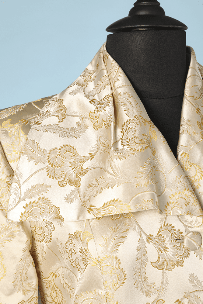 Manteau 1940/1950 du soir en satin ivoire jacquard de fleurs et feuillages or – Image 2