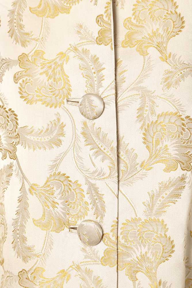 Manteau 1940/1950 du soir en satin ivoire jacquard de fleurs et feuillages or – Image 4