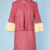 Tailleur robe 1960 , travail de rubans cousus rose et fourrure blanche