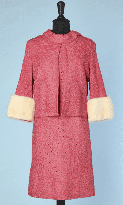 Tailleur robe 1960 , travail de rubans cousus rose et fourrure blanche