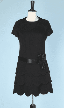 Robe 1960 en lainage noir à volants découpés