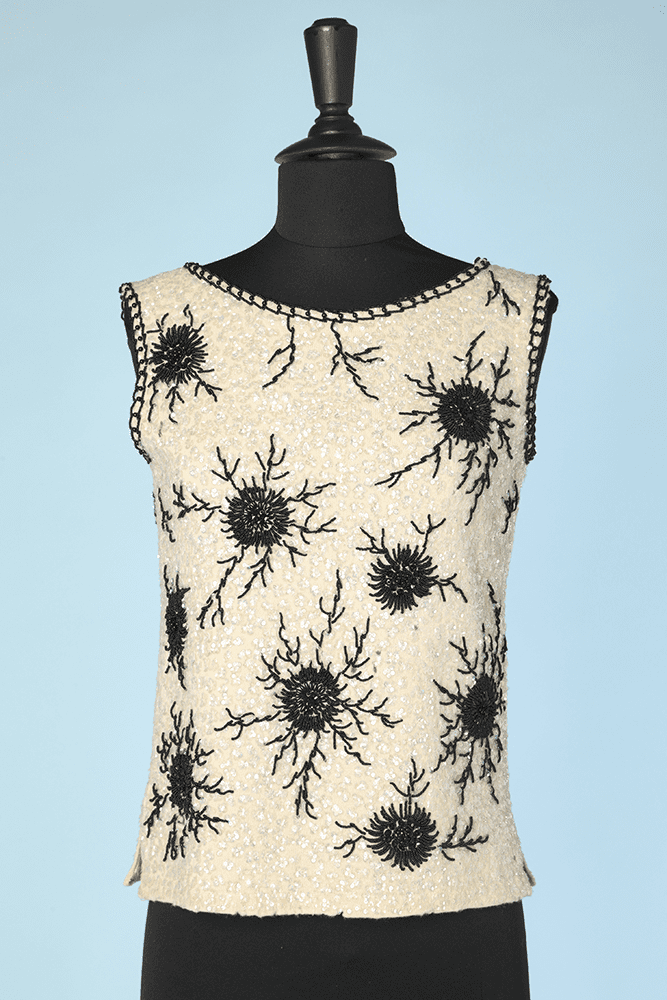 Pull 1960 écrue brodé de paillettes et motifs en perles noires