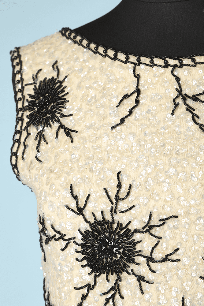 Pull 1960 écrue brodé de paillettes et motifs en perles noires – Image 2