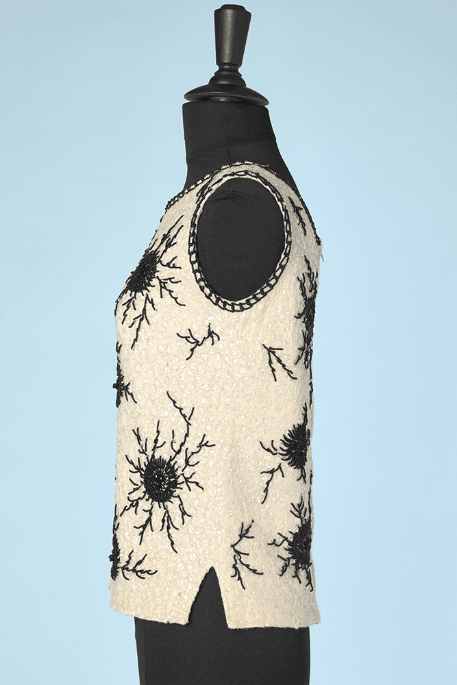 Pull 1960 écrue brodé de paillettes et motifs en perles noires – Image 4