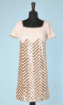 Robe 1960 en tricot rose entièrement brodée de paillettes blanches et or