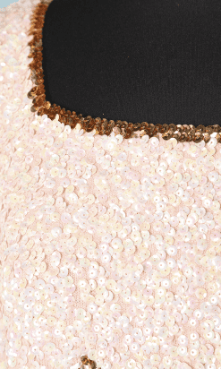 Alternative view of Robe 1960 en tricot rose entièrement brodée de paillettes blanches et or