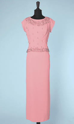 Robe longue du soir 1940 en crêpe rose cousue de perles argentées