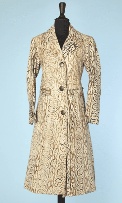 Manteau 1970 en skaï écru imprimé serpent