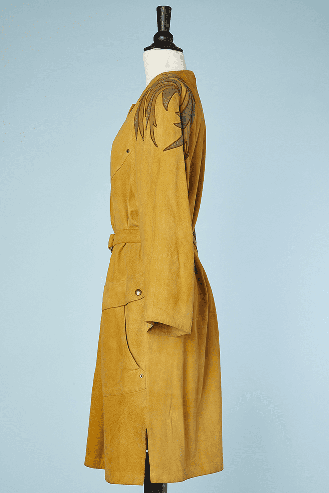 Manteau en daim ocre avec applications de cuir griffé Montana – Image 5