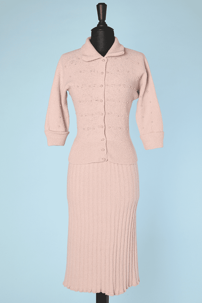Tailleur 1940-50 en tricot rose brodé de perles