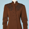 Veste 1940 en lainage marron brodé de perles de verre marron irisé