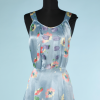 nA3908-Robe-de-plage-1930-en-satin-bleu-ciel-imprimé-de-fleurs-t36-001.png