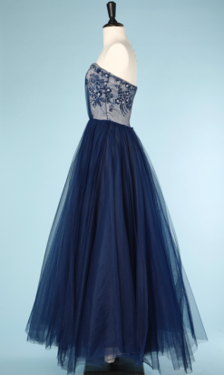 nA3920-Robe-bustier-de-bal-1950-en-satin-blanc-brodée-de-perles-recouvert-de-tulle-marine-t34-003.png