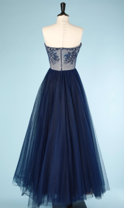 nA3920-Robe-bustier-de-bal-1950-en-satin-blanc-brodée-de-perles-recouvert-de-tulle-marine-t34-003.png