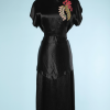 nA3922-Robe-1940-en-satin-noir-brodée-dun-grand-motif-en-perles-rouge-beige-rose-sur-épaule-t38-001.png
