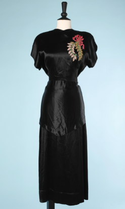 nA3922-Robe-1940-en-satin-noir-brodée-dun-grand-motif-en-perles-rouge-beige-rose-sur-épaule-t38-001.png