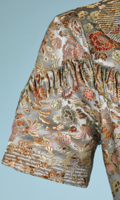 nA3998-Manteau-du-soir-1940-en-satin-gris-jacquard-chinoisant-rose-rouge-or-t38-001.png