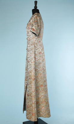 nA3998-Manteau-du-soir-1940-en-satin-gris-jacquard-chinoisant-rose-rouge-or-t38-001.png