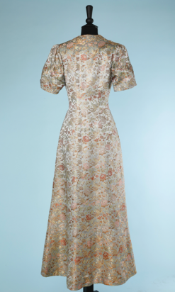 nA3998-Manteau-du-soir-1940-en-satin-gris-jacquard-chinoisant-rose-rouge-or-t38-001.png