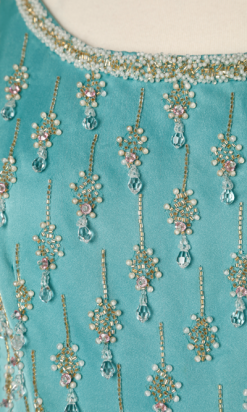 nA4021_Robe-longue-1960-en-soie-bleue-brodée-de-perles-or-et-blanches-et-strass-t36-001.png