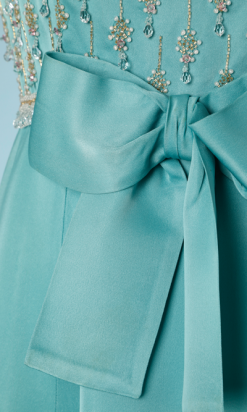 nA4021_Robe-longue-1960-en-soie-bleue-brodée-de-perles-or-et-blanches-et-strass-t36-001.png