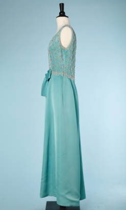 nA4021_Robe-longue-1960-en-soie-bleue-brodée-de-perles-or-et-blanches-et-strass-t36-001.png