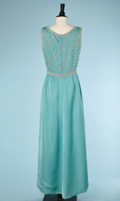 nA4021_Robe-longue-1960-en-soie-bleue-brodée-de-perles-or-et-blanches-et-strass-t36-001.png