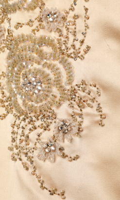 nA4022-Robe-longue-fourreau-1960-en-satin-de-soie-ivoire-asymétrique-brodée-de-perles-et-strass-couture-Gaby-t36-001.png