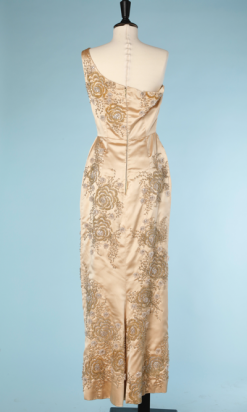 nA4022-Robe-longue-fourreau-1960-en-satin-de-soie-ivoire-asymétrique-brodée-de-perles-et-strass-couture-Gaby-t36-001.png