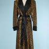 nA4042-Peignoir-dhomme-1940-50-en-satin-noir-brocard-or-col-matelassé-001.png