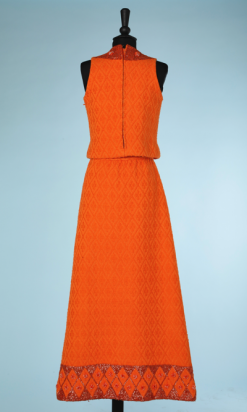 nA4077-Tailleur-1970-jupe-longue-haut-sans-manches-orange-tissé-et-broderie-perlée-t38-001.png