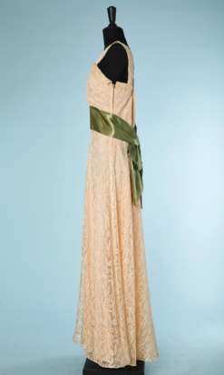 nA4147-robe-longue-soir-1940-en-tulle-ivoire-brodé-ruban-satin-vert-t38-001.png