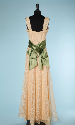 nA4147-robe-longue-soir-1940-en-tulle-ivoire-brodé-ruban-satin-vert-t38-001.png