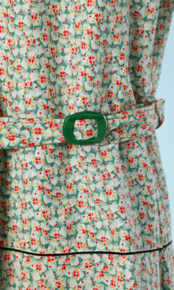 nA4189-Robe-1920-en-coton-vert-petits-motifs-rouge-rose-jaune-liseré-noir-t48-001.png