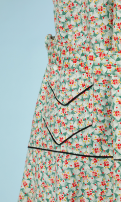 nA4189-Robe-1920-en-coton-vert-petits-motifs-rouge-rose-jaune-liseré-noir-t48-001.png