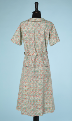 nA4189-Robe-1920-en-coton-vert-petits-motifs-rouge-rose-jaune-liseré-noir-t48-001.png