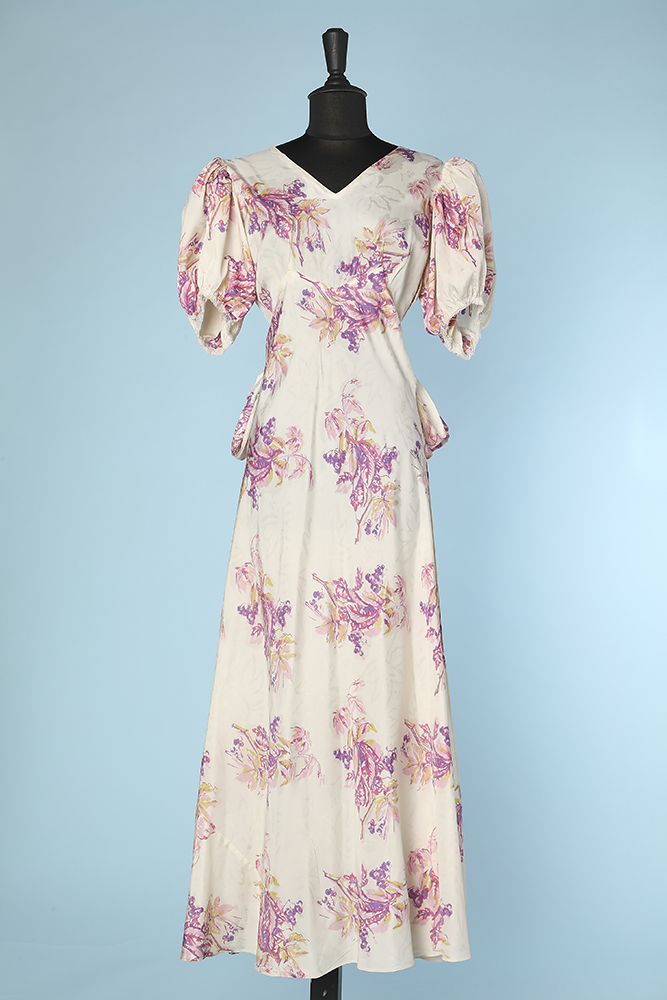 na2832_robe_1930_1940_faille_blanche_imprimee_bouquets_roses_mauves_jaunes_large_noeud_dos_t38_001.png