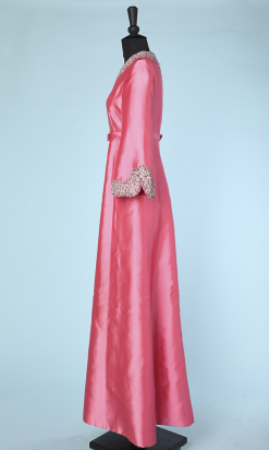 na3699_robe_longue_1960_soie_rose_brodee_perles_paillettes_col_bas_manches_40_004