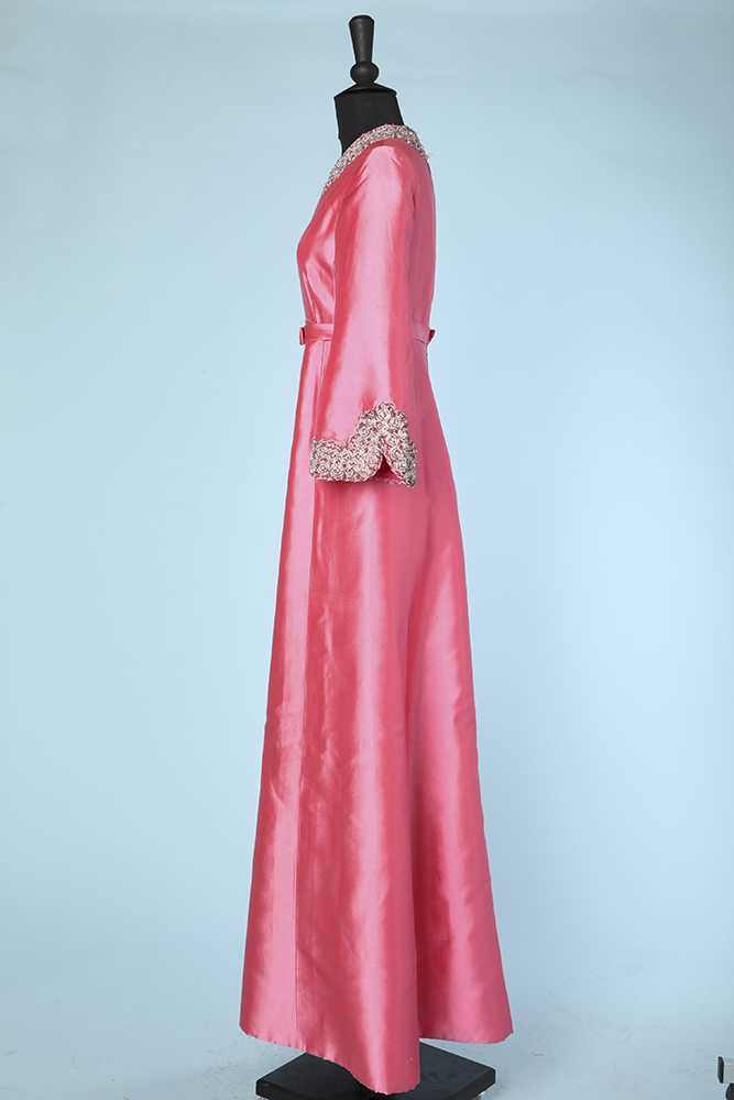 na3699_robe_longue_1960_soie_rose_brodee_perles_paillettes_col_bas_manches_40_004