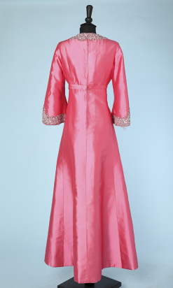 na3699_robe_longue_1960_soie_rose_brodee_perles_paillettes_col_bas_manches_40_005