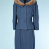 na4533-Tailleur-en-lainage-bleu-col-en-fourrure-Lilli-ann-t36-01.png